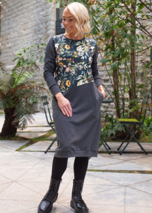 Stiilne tumehall taskutega pusakleit Aasalilled-Suurus S kohe laos-teised suurused  tellimisel