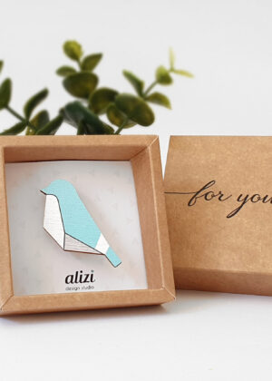 Rankų darbo medinė brošiūra Šviesiai mėlyna-BROŠETĖ PASIRUOŠTA - užsakymas pagal užsakymą - Image 3