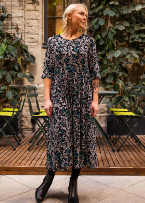 Armas must kõrge piha osaga pikem figuurisõbralik taskutega kleit Nelli-kohe laos viimane  suuruses S(36-sobib ka väiksemale 38 suuruse kandjale)