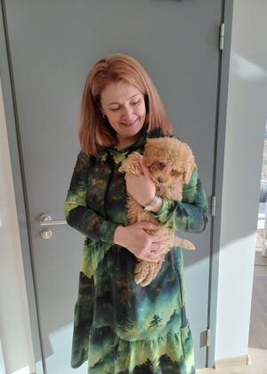 Avara lõikega pikem figuurisõbralik taskute ja kapuutsiga kleit Helen Rabamets-Kohe laos suurus XL - Image 5