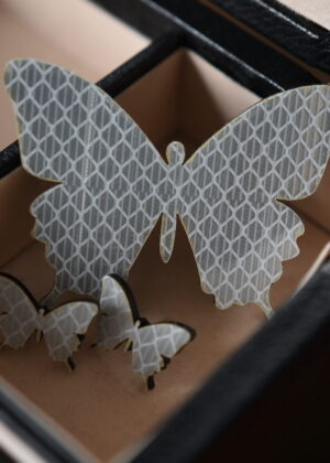 Helkiv ehtekomplekt liblikas valge-komplekti kuulub valge liblika kujuline helkur-pross  ja valged kõrvarõngad-KOHE LAOS