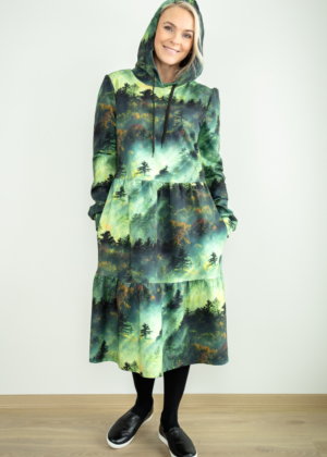 Avara lõikega pikem figuurisõbralik taskute ja kapuutsiga kleit Helen Rabamets-Kohe laos suurus XL - Image 4