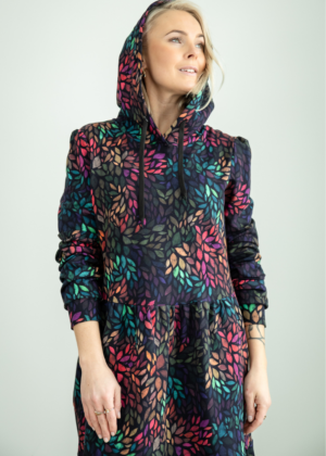 Avara lõikega pikem figuurisõbralik taskute ja kapuutsiga kleit Helen Värvide Mäng-Kohe laos XL-viimased jäänud - Image 2