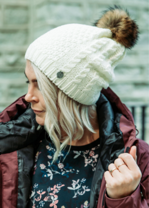 Huppa fliisvooodri ja naturaalse karvaga valge naiste sügis-talvine müts Ash-KOHE LAOS