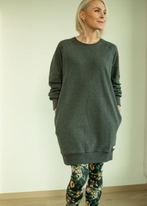 Ilgesnė palaidinė su kišenėmis ir plačiu kirpimu tamsiai pilka-Kohe sandėlyje M(38-40)