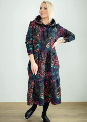 Avara lõikega pikem figuurisõbralik taskute ja kapuutsiga kleit Helen Värvide Mäng-Kohe laos XL-viimased jäänud - Image 3