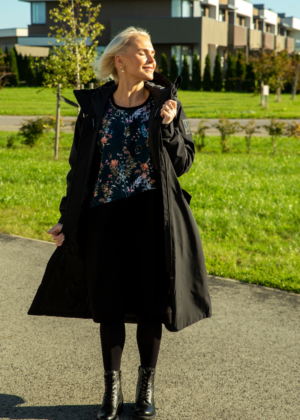 Stiilne must taskutega pusakleit Sügislilled-Kohe laos viimane suurus M(38-40) - Image 2