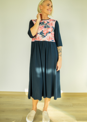 Armas tumesinine kõrge piha osaga pikem figuurisõbralik taskutega kleit Nelli Pojeng-UUDIS-kohe laos suurus M(38-40)-viimane