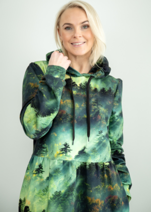 Avara lõikega pikem figuurisõbralik taskute ja kapuutsiga kleit Helen Rabamets-Kohe laos suurus XL - Image 3