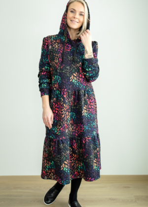 Avara lõikega pikem figuurisõbralik taskute ja kapuutsiga kleit Helen Värvide Mäng-Kohe laos XL-viimased jäänud - Image 1