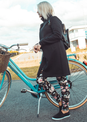 Mugavad venivast kangast musta  taustaga  retuusid Roosi- KOHE LAOS M, L, XL ja XXL - Image 3